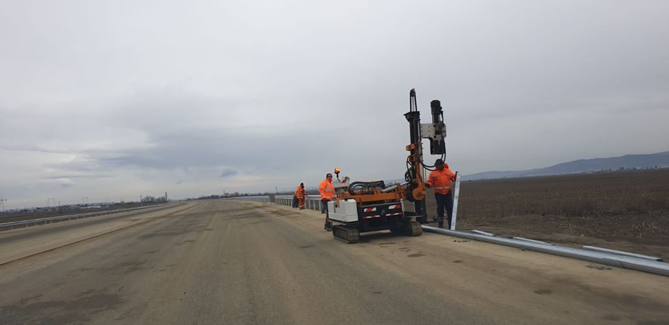 Se montează parapetul metalic de protecție pe Centura Bacăului
