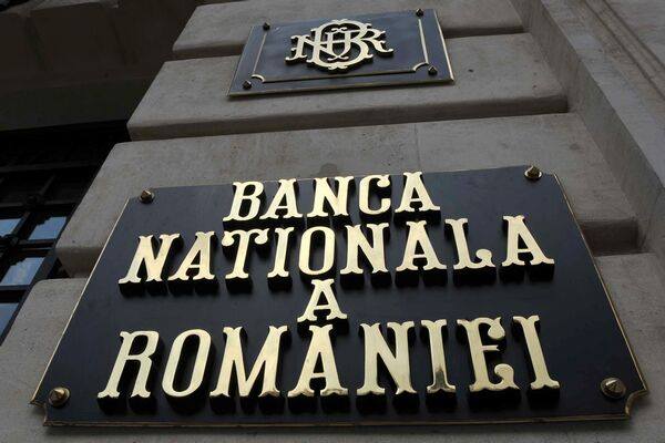 Săptămâna începe cu NOI RECORDURI de curs valutar: Dolarul și aurul ating valori MAXIME