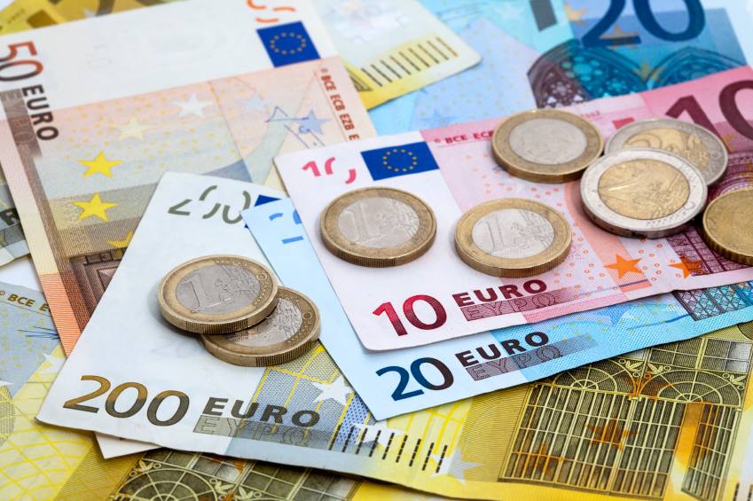 NEBUNIE totală pe piața valutară: Euro crește, Dolarul ajunge la cea mai mare VALOARE din ultimele patru luni