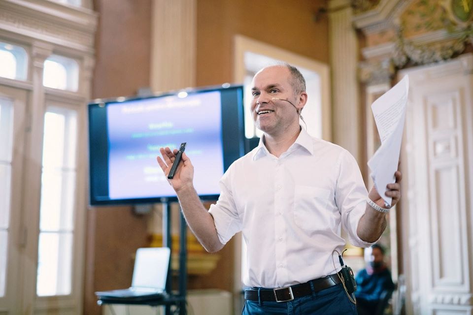 Funeriu, după ce a stârnit un ‘tsunami’ pe Facebook: ‘Am ajuns la concluzia că e cazul să-mi cer iertare’. Duelul cu Tudor Gheorghe continuă