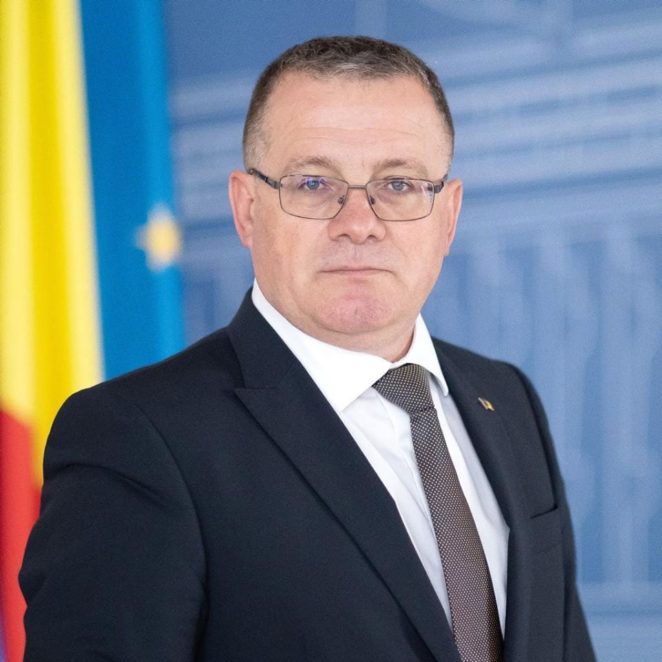 Ministrul Agriculturii, apel la calm după ce românii au luat cu asalt rafturile magazinelor: Există stocuri