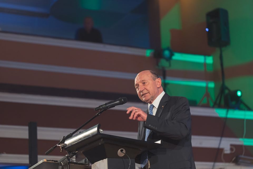 Traian Băsescu, REPLICĂ INCENDIARĂ la noile restricții: O să îl sun pe Iohannis să trimită Armata, să îmi plătească facturile și să îmi facă cumpărăturile