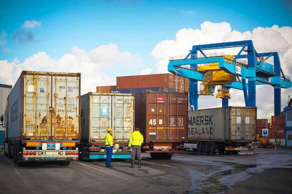 Exporturile, în scădere mai alertă față de importuri: Deficitul comercial, mai mare cu aproape 6% față de anul trecut
