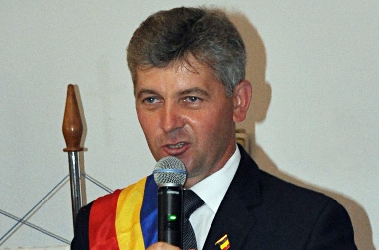 Liberalul Constantin Toma, primarul naționalist de la Dărmănești, cu un picior în AUR