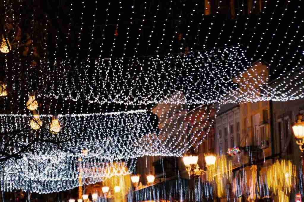 Luminile de Crăciun de pe străzile Clujului vor fi oprite între 12:00 noaptea și 04:00 dimineața